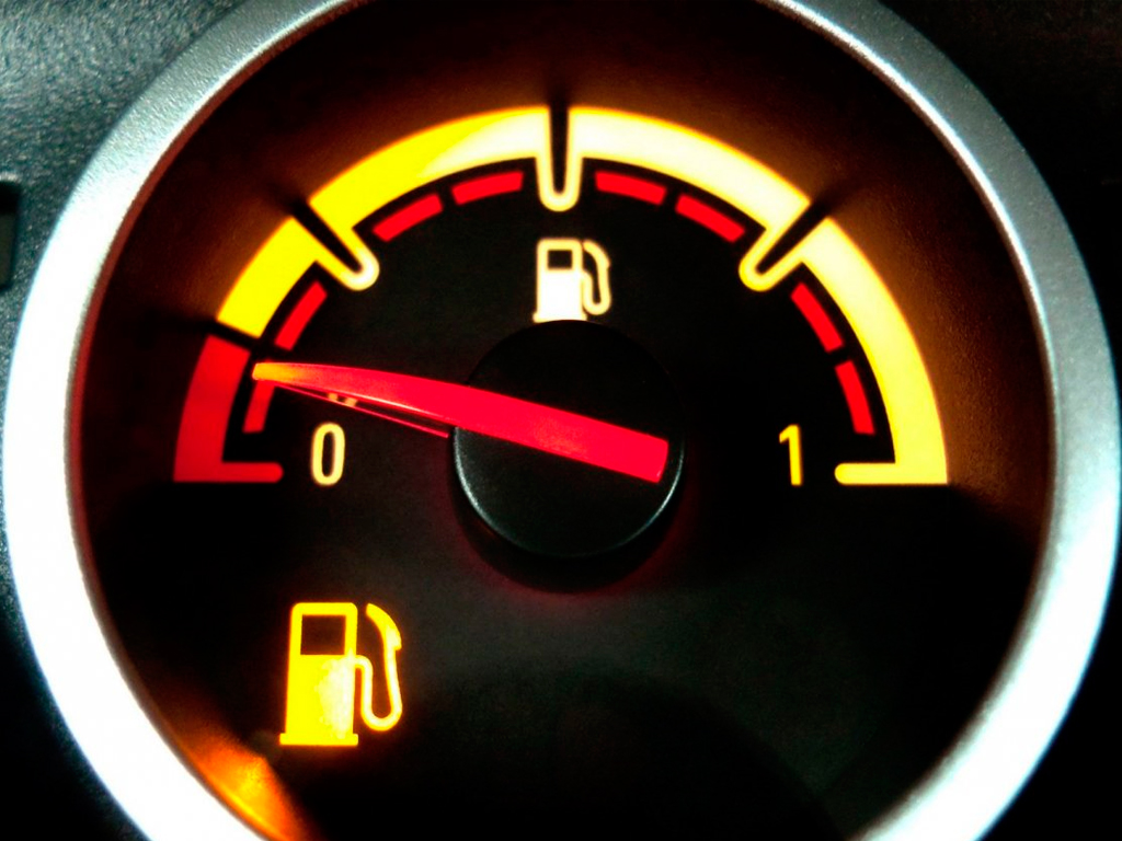 Загорелась лампочка бензина: сколько можно проехать на автомобиле, на сколько хватит бензина?