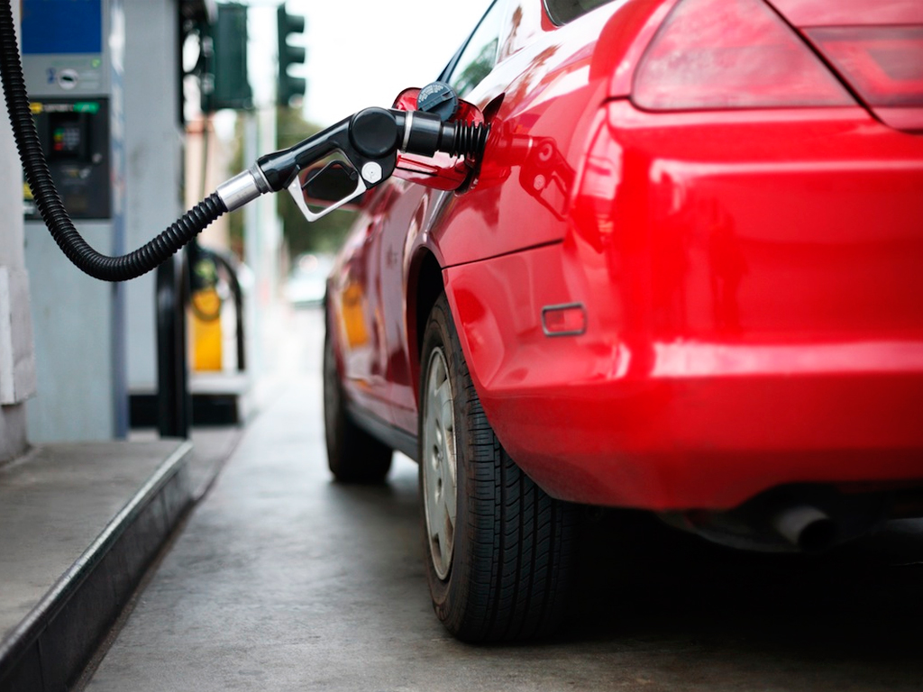 Почему нельзя заливать полный бак бензина: плюсы и минусы полной заправки бензобака автомобиля