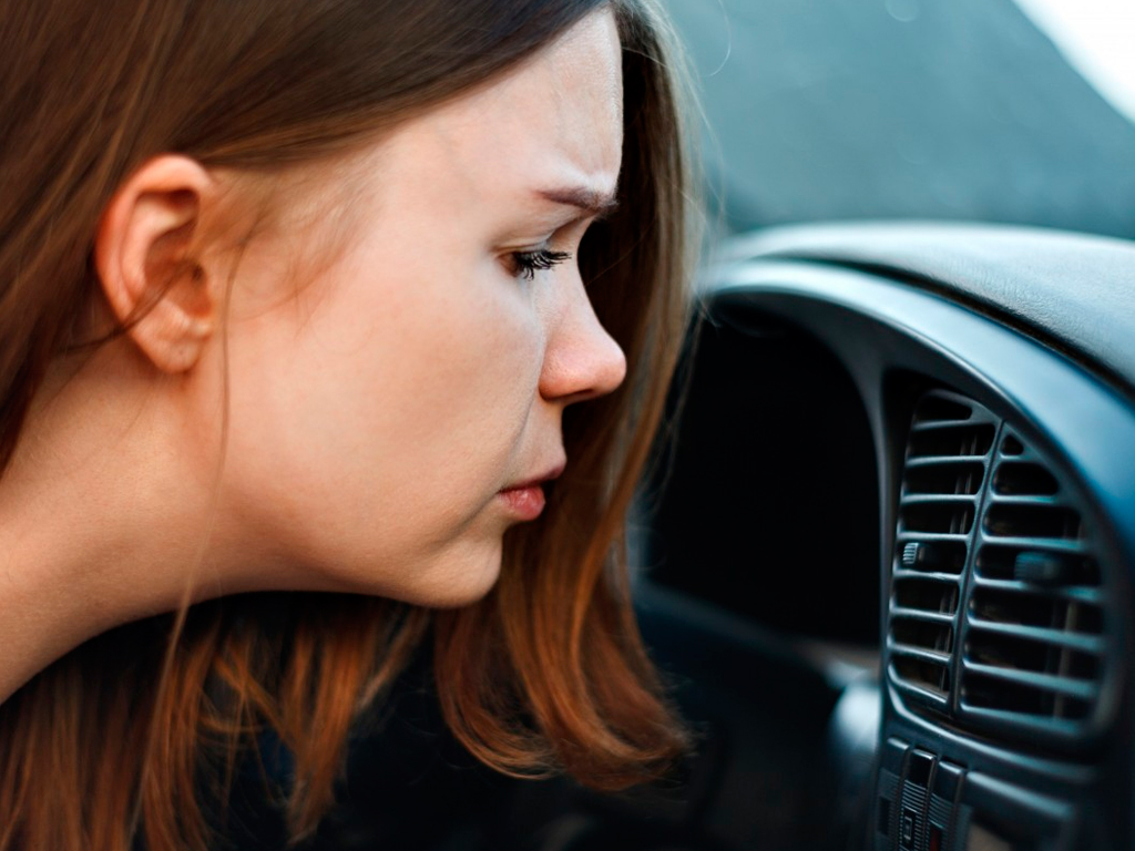 Пахнет бензином в салоне автомобиля: причины, почему, как устранить запах  горючего