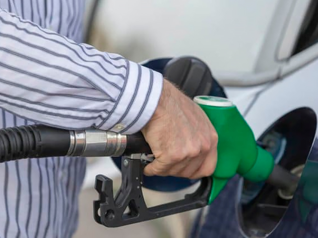 Недолив бензина на АЗС: что делать, куда жаловаться, основные способы обмана