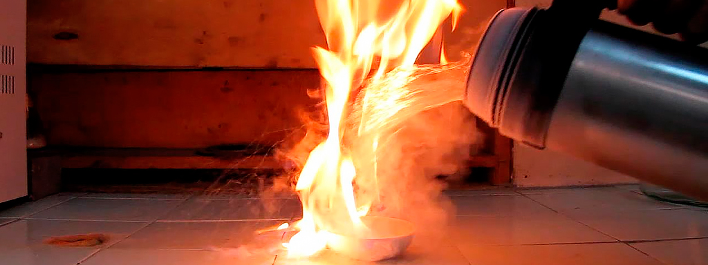 Почему нельзя тушить горящий керосин, заливая его водой