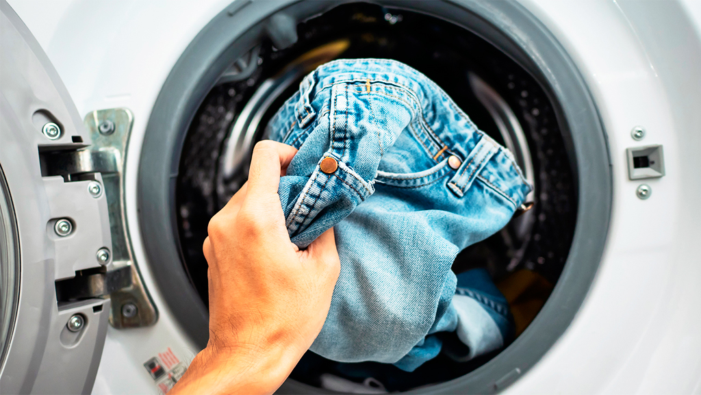 Как удалить запах бензина с одежды